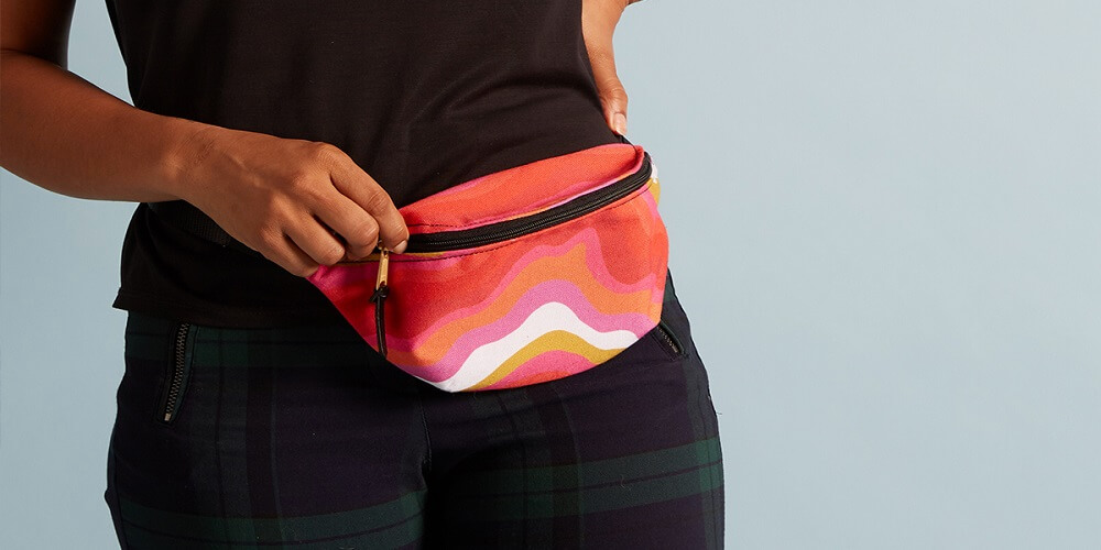 4 benefits of wearing a waterproof waist pouch